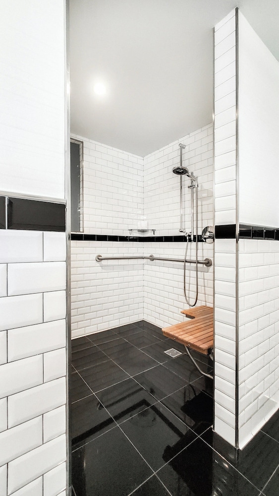 Habitación (Classic Queen with Roll - In Shower) del hotel Archer New York. Foto 9