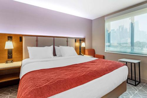 Habitación Estándar con cama extragrande - No fumadores del hotel Comfort Inn Jfk Airport. Foto 1