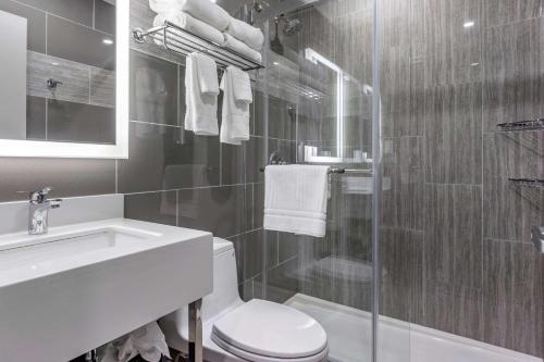 Habitación Estándar con cama extragrande - No fumadores del hotel Comfort Inn Jfk Airport. Foto 4