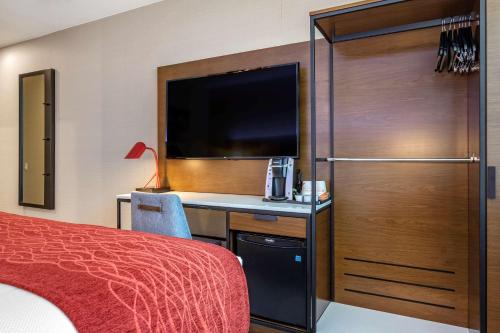 Habitación con cama extragrande y adaptada para personas con discapacidad - No fumadores del hotel Comfort Inn Jfk Airport. Foto 2