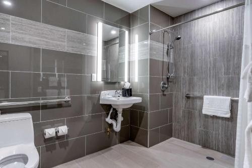 Habitación con cama extragrande y adaptada para personas con discapacidad - No fumadores del hotel Comfort Inn Jfk Airport. Foto 3