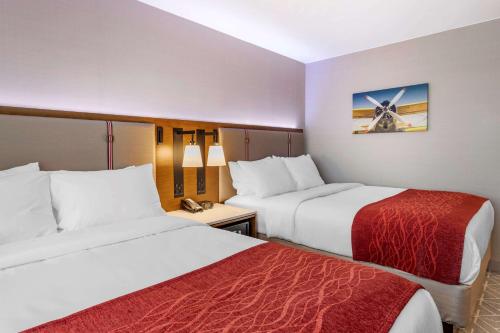 Habitación Doble Estándar para no fumadores - 2 camas dobles del hotel Comfort Inn Jfk Airport. Foto 1