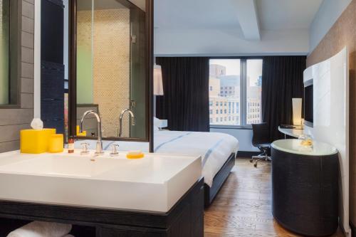 Habitación con cama extragrande y vistas a la ciudad del hotel Hyatt Union Square New York. Foto 3