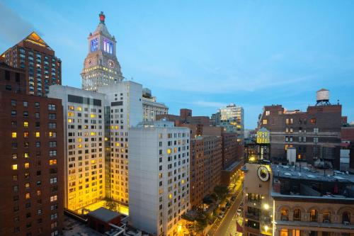 Habitación con cama extragrande y vistas a la ciudad del hotel Hyatt Union Square New York. Foto 4