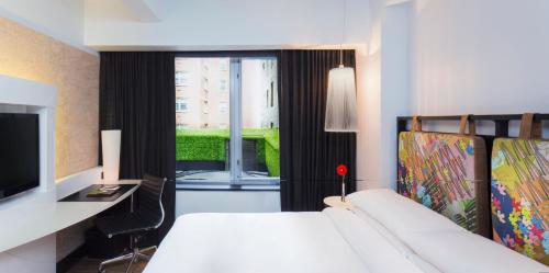 Habitación con cama extragrande y vistas al patio del hotel Hyatt Union Square New York. Foto 3