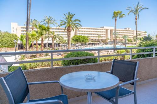 Apartamento con vistas a la piscina del hotel Club Cala Romani. Foto 2