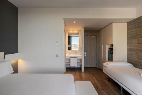 Habitación Triple del hotel Sb Plaza Europa. Foto 1