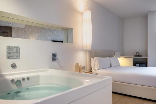 Suite con bañera de hidromasaje del hotel Sb Plaza Europa