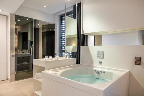 Suite con bañera de hidromasaje del hotel Sb Plaza Europa. Foto 3