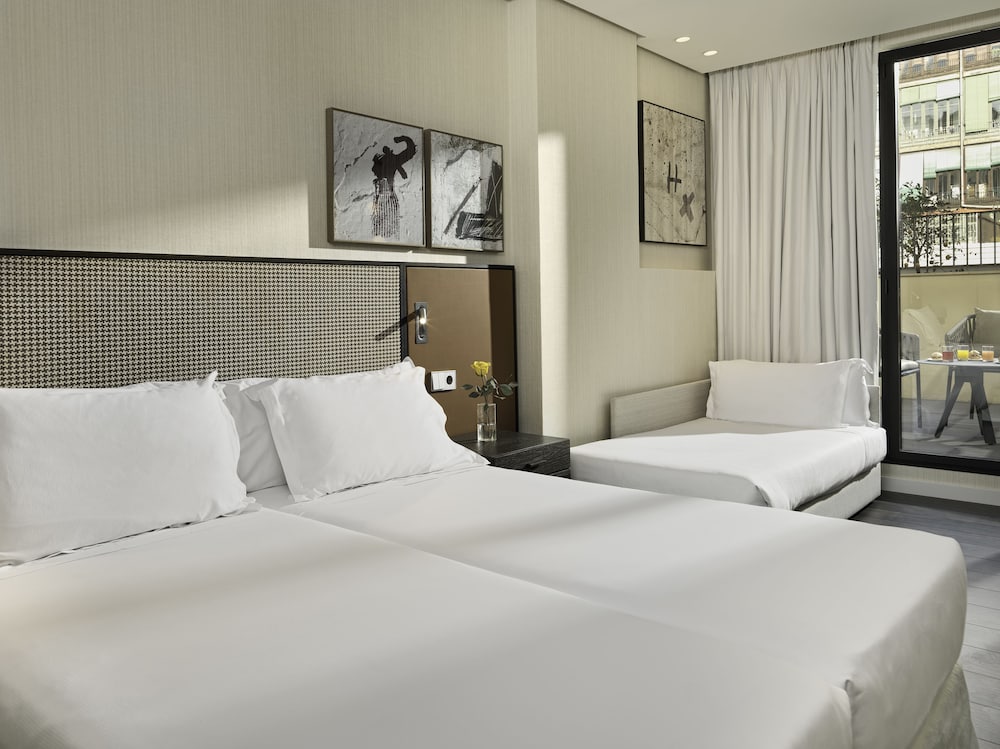 Habitación Grand Deluxe con Terraza del hotel H10 Art Gallery. Foto 1