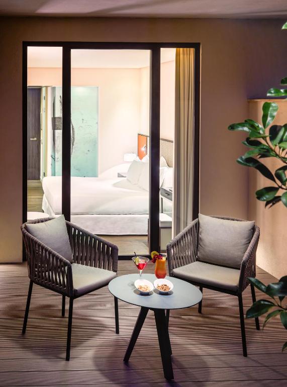 Habitación doble Lujo Balcón o Terraza del hotel H10 Art Gallery. Foto 6