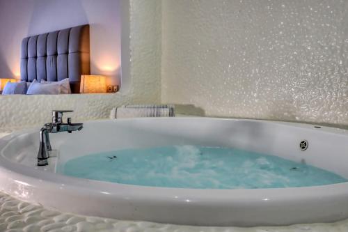 Jacuzzi Premium Suite with Indoor Jacuzzi del hotel Splendour Resort. Foto 2