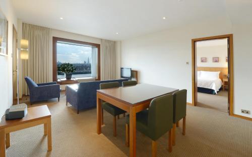 Suite de 1 dormitorio con vistas al río del hotel Canary Riverside Plaza. Foto 2