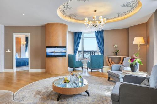 Suite esquinera con vistas al Bósforo - Acceso al salón del hotel Cvk Park Bosphorus Istanbul. Foto 3