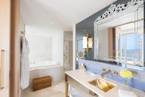Suite con terraza y vistas al Bósforo - Acceso al salón del hotel Cvk Park Bosphorus Istanbul