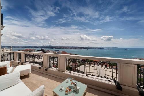 Suite con terraza y vistas al Bósforo - Acceso al salón del hotel Cvk Park Bosphorus Istanbul. Foto 2