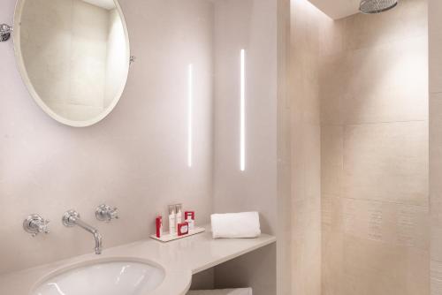 Suite Junior con balcón del hotel de Montesquieu. Foto 1