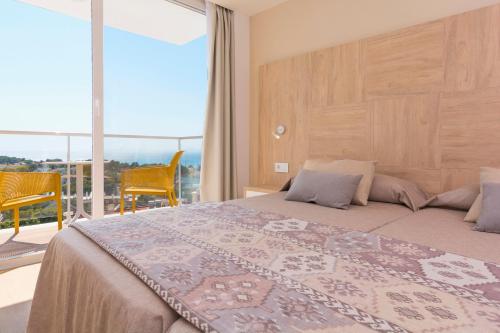 Habitación Doble Deluxe con vistas al mar del hotel Hsm Son Verí. Foto 1
