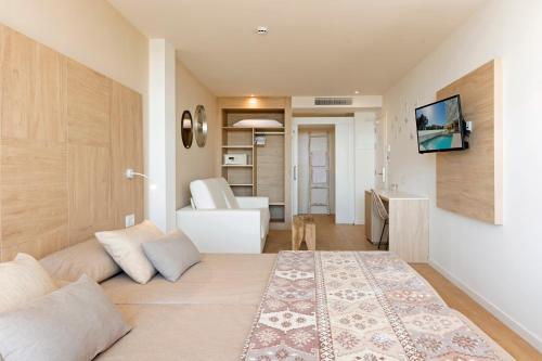 Habitación Doble Deluxe con vistas al mar del hotel Hsm Son Verí. Foto 2