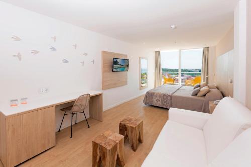 Habitación Doble Deluxe con vistas al mar del hotel Hsm Son Verí. Foto 3