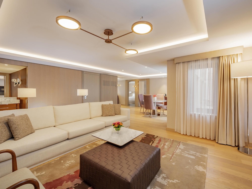 Suite familiar, varias camas del hotel Mövenpick Istanbul Bosphorus