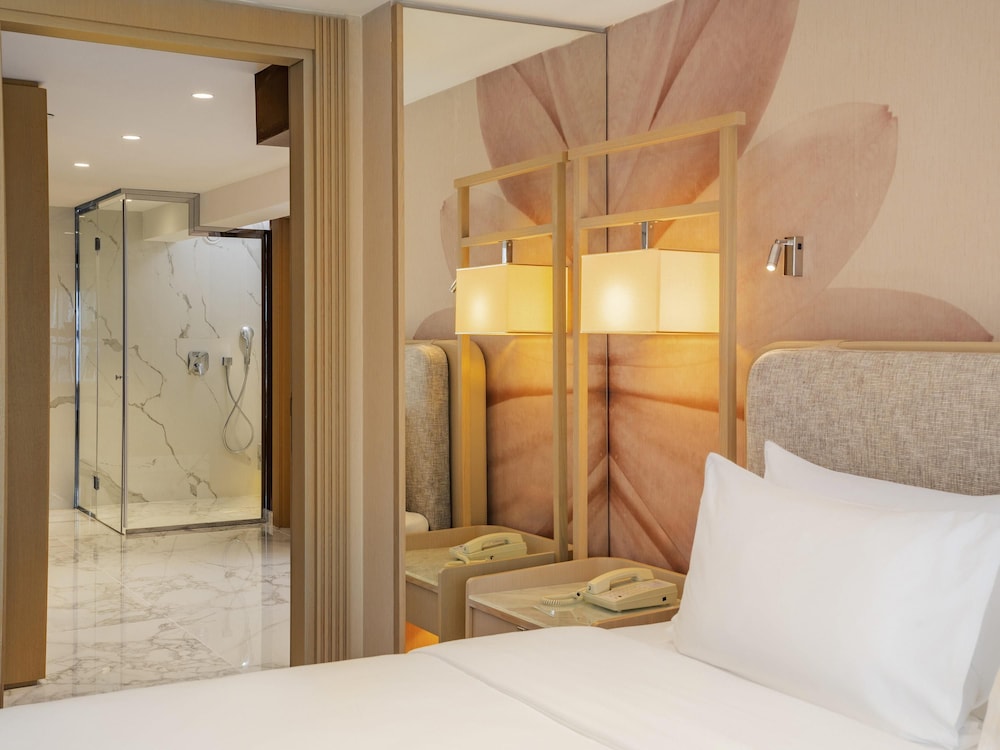 Suite presidencial, 1 cama de matrimonio grande del hotel Mövenpick Istanbul Bosphorus. Foto 3
