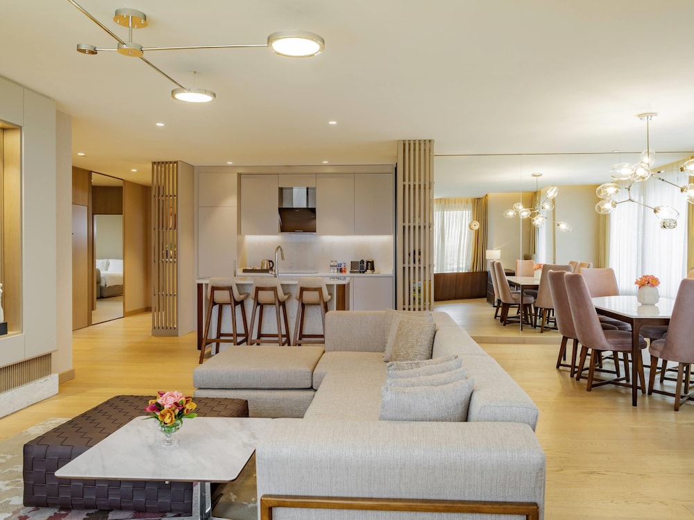 Suite Royal, varias camas (Bosphorus) del hotel Mövenpick Istanbul Bosphorus. Foto 1
