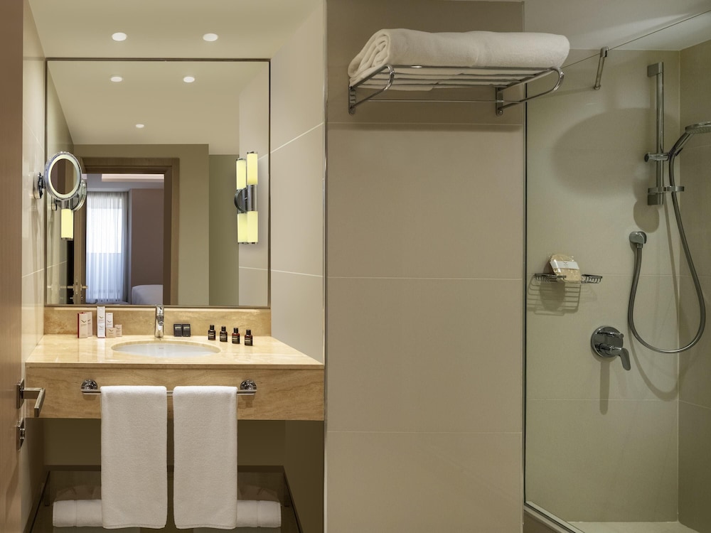 Habitación junior doble, 1 cama individual del hotel Mövenpick Istanbul Bosphorus. Foto 4
