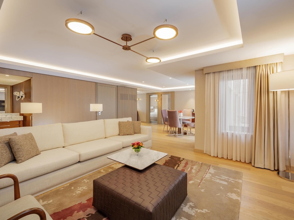 Suite familiar, varias camas del hotel Mövenpick Istanbul Bosphorus