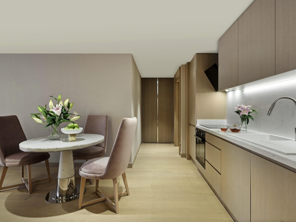 Suite familiar, varias camas, cocina del hotel Mövenpick Istanbul Bosphorus