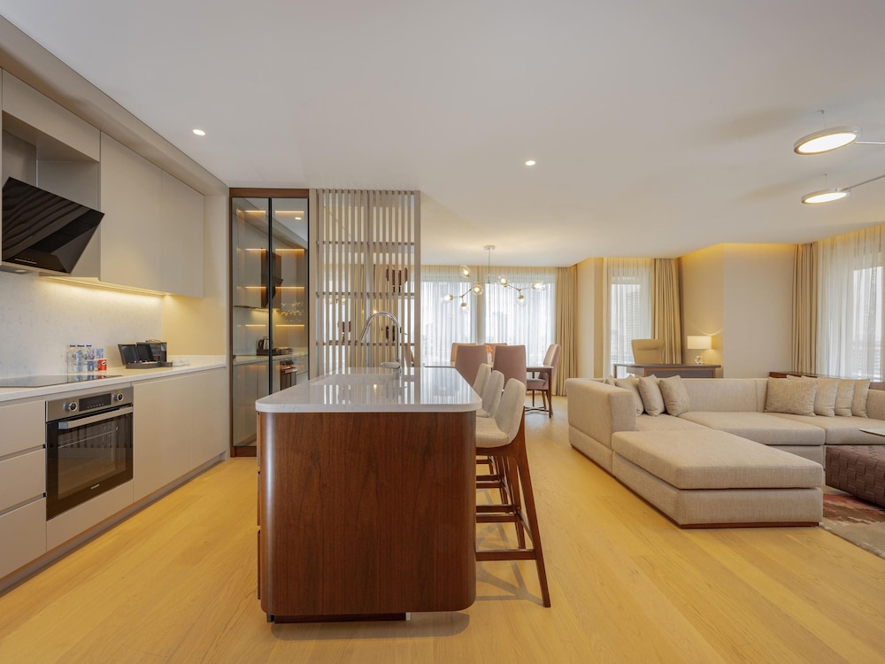 Suite Royal, varias camas (Bosphorus) del hotel Mövenpick Istanbul Bosphorus. Foto 4