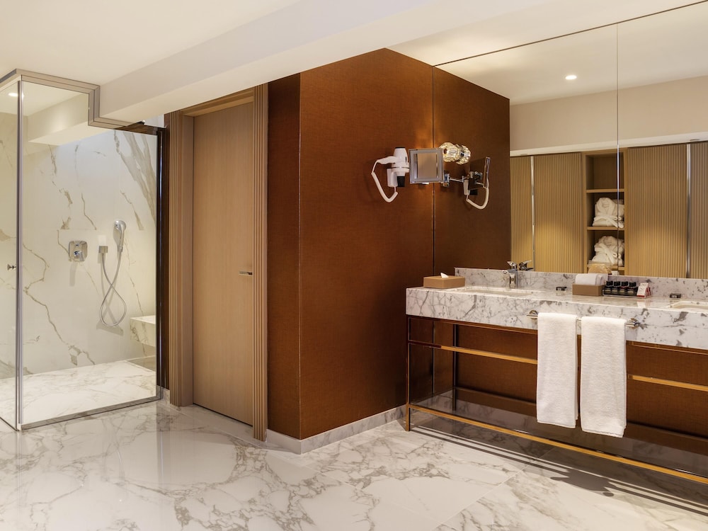 Suite presidencial, 1 cama de matrimonio grande del hotel Mövenpick Istanbul Bosphorus. Foto 2