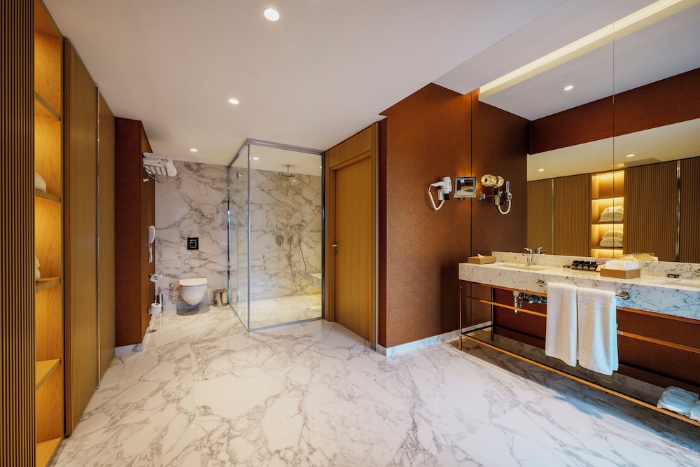 Suite Royal, varias camas (Bosphorus) del hotel Mövenpick Istanbul Bosphorus. Foto 7