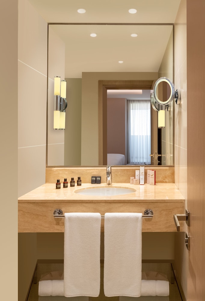 Habitación Deluxe, 2 camas individuales del hotel Mövenpick Istanbul Bosphorus. Foto 4