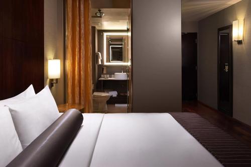 Habitación con cama extragrande. del hotel Eurostars Magnificent Mile