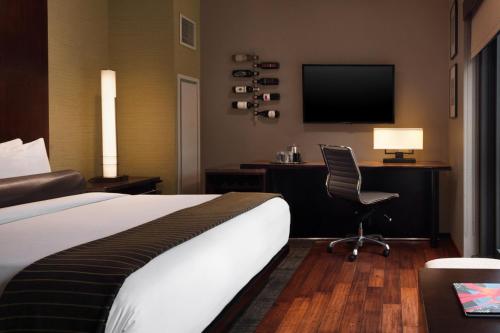 Habitación con cama extragrande. del hotel Eurostars Magnificent Mile. Foto 2