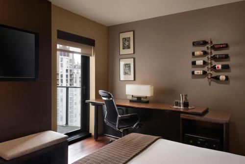 Habitación con cama extragrande. del hotel Eurostars Magnificent Mile. Foto 3