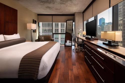 Habitación Doble con cama grande y vistas panorámicas del hotel Eurostars Magnificent Mile