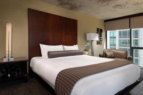 Habitación Doble con cama grande y vistas panorámicas del hotel Eurostars Magnificent Mile. Foto 1
