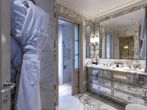 Suite Superior del hotel Marquis Faubourg Saint-Honore Relais & Châteaux. Foto 1