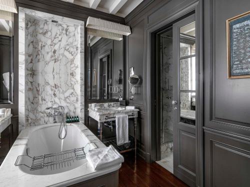 Suite Executive del hotel Marquis Faubourg Saint-Honore Relais & Châteaux. Foto 4