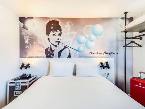 Habitación Doble Estándar del hotel Ibis Styles Paris Saint Denis Plaine. Foto 1