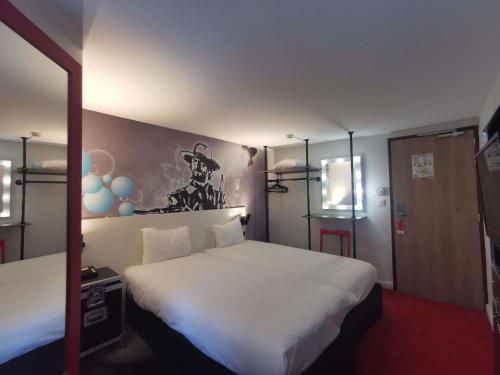 Habitación Doble Estándar - 2 camas del hotel Ibis Styles Paris Saint Denis Plaine. Foto 11