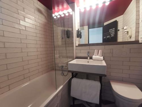 Habitación Doble Estándar - 2 camas del hotel Ibis Styles Paris Saint Denis Plaine. Foto 13