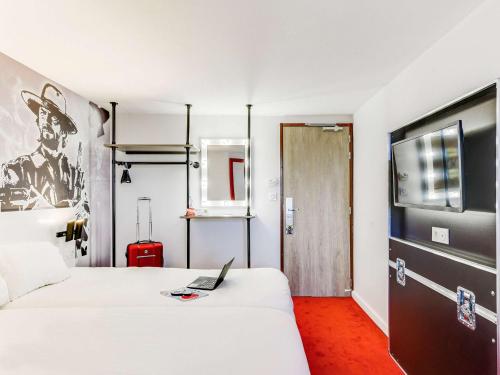 Habitación Doble Estándar - 2 camas del hotel Ibis Styles Paris Saint Denis Plaine. Foto 15