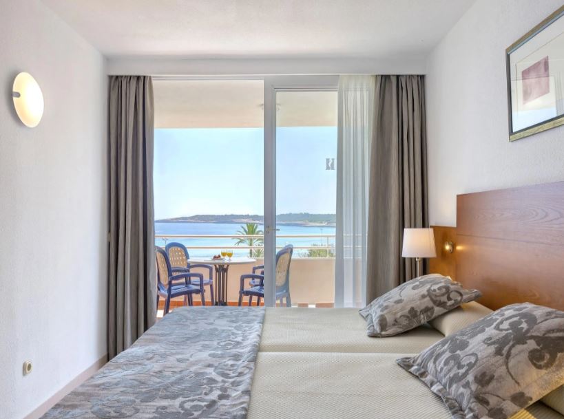 Apartamento de 2 dormitorios vista mar lateral del hotel Hipotels Mercedes. Foto 2