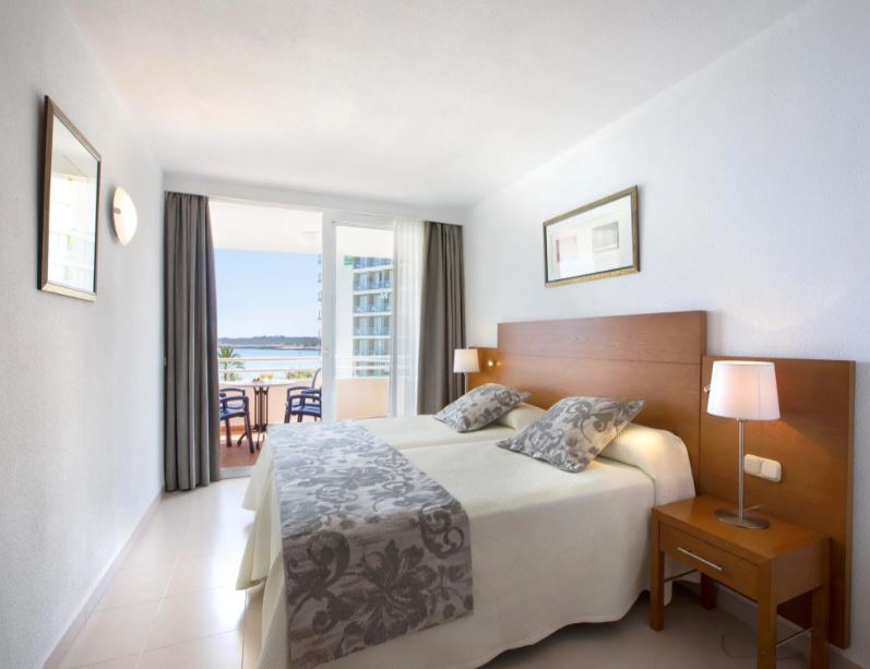 Apartamento de 2 dormitorios vista mar lateral del hotel Hipotels Mercedes. Foto 3