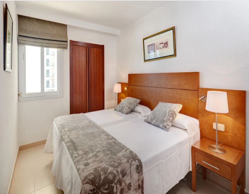 Apartamento de 2 dormitorios vista mar lateral del hotel Hipotels Mercedes. Foto 8