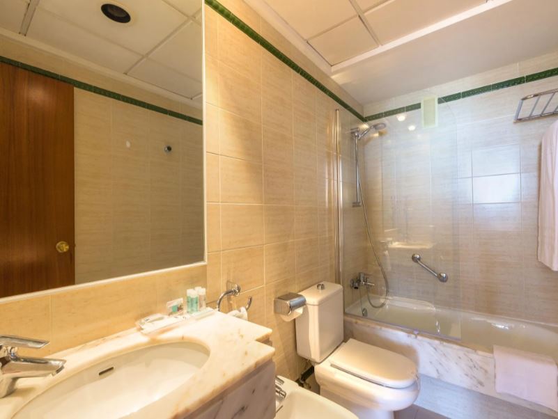 Apartamento de 1 dormitorio vista mar lateral del hotel Hipotels Mercedes. Foto 2