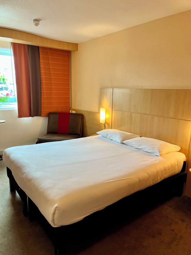 Habitación familiar doble del hotel ibis Londres Elstre Borehamwood. Foto 7